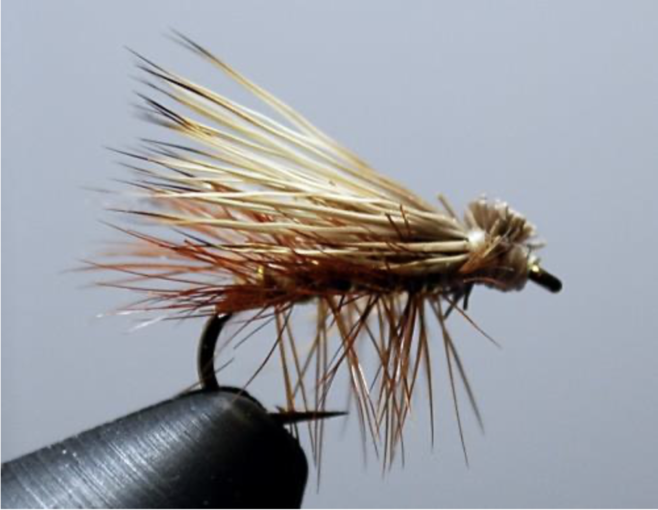 Elk Hair Caddis di fattura simile all’originale di Al Troth (foto dal web)