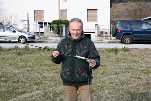 Mauro Minelli con una canna esagonale in grafite